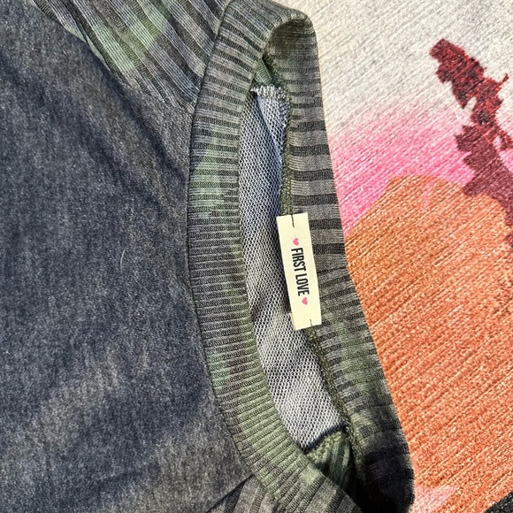 Long sleeve cut out top - Picture 3 of 4